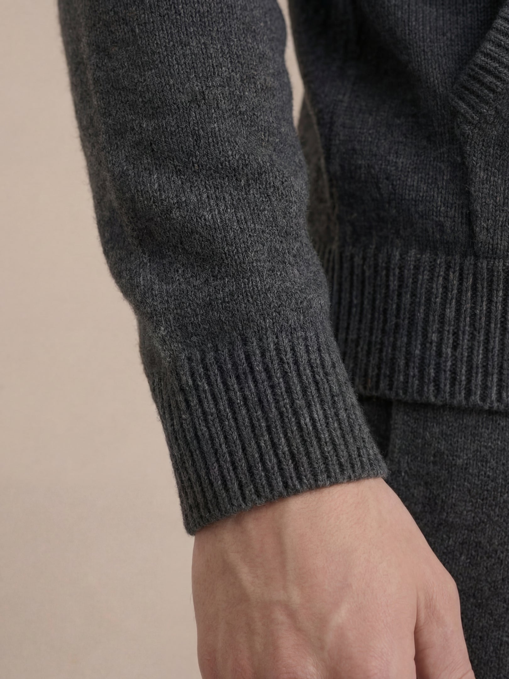Alonzo - Conjunto de Firma Gris Oscuro con Capucha