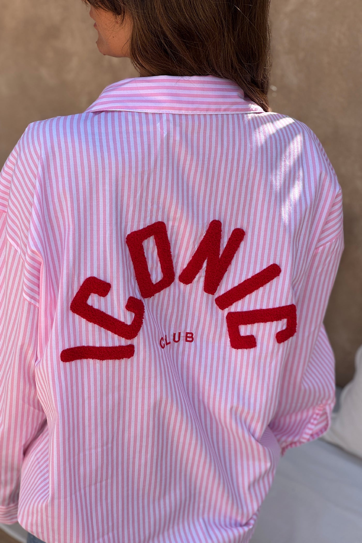 Noelia - Camisa holgada a rayas rosas con bordado «Iconic Club»