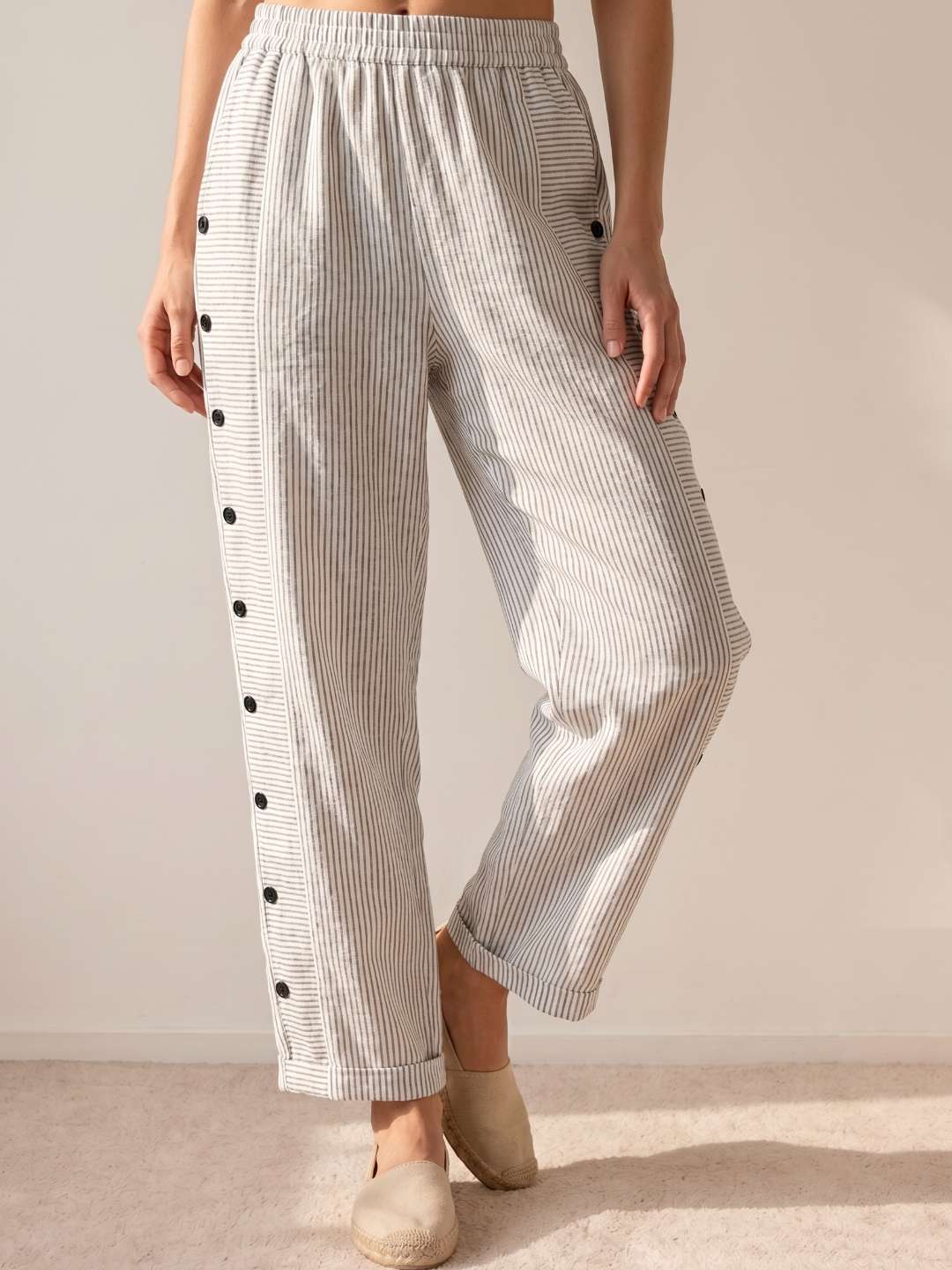 Milagros - Pantalón recto de rayas con botones laterales
