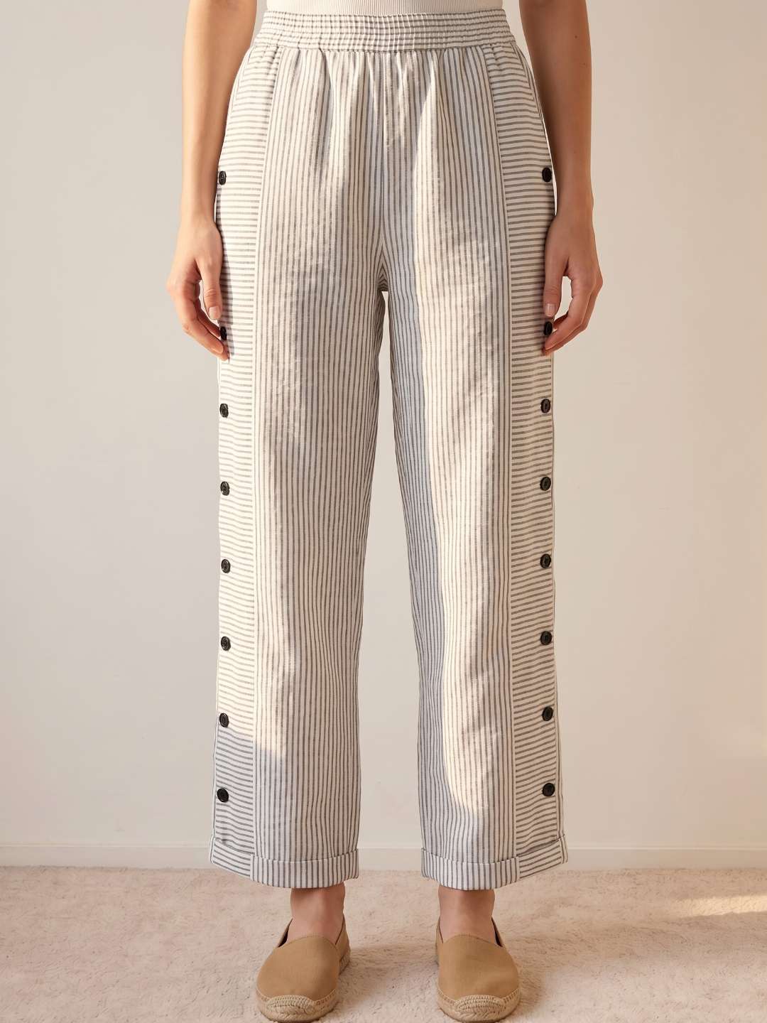 Milagros - Pantalón recto de rayas con botones laterales