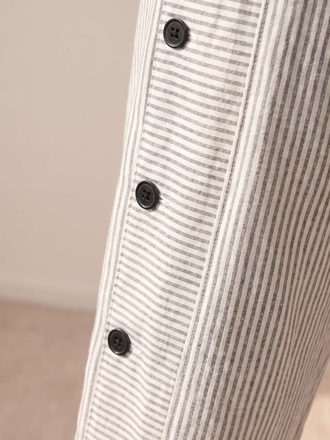 Milagros - Pantalón recto de rayas con botones laterales