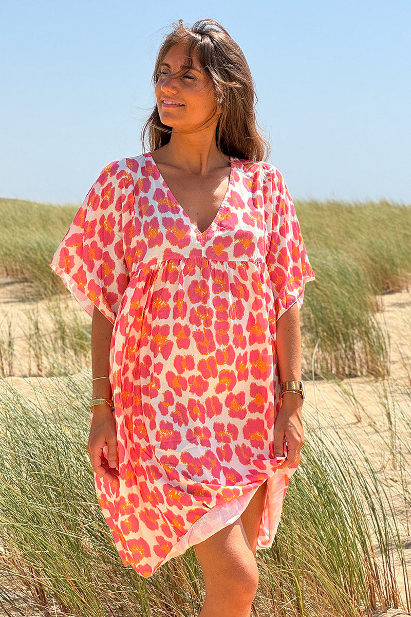 Ayelen - Vestido blanco de corte fluido con estampado de leopardo en rosa y naranja, cuello en V y mangas holgadas