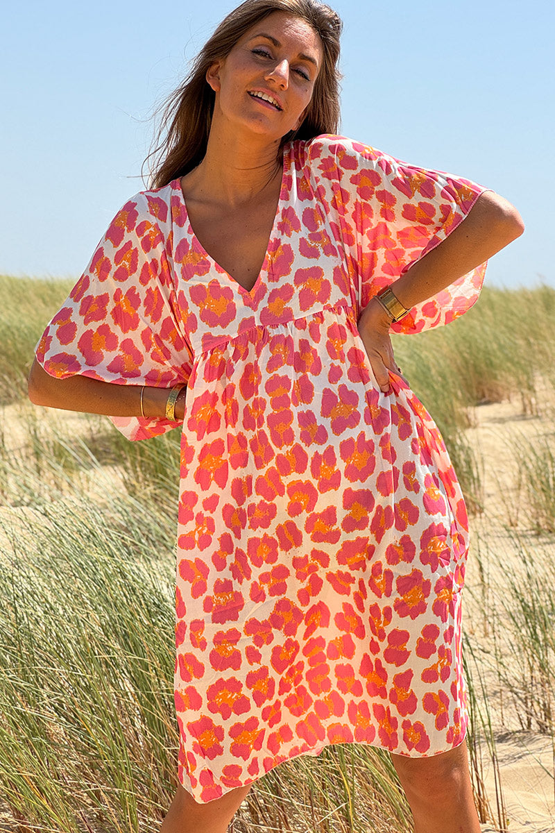 Ayelen - Vestido blanco de corte fluido con estampado de leopardo en rosa y naranja, cuello en V y mangas holgadas