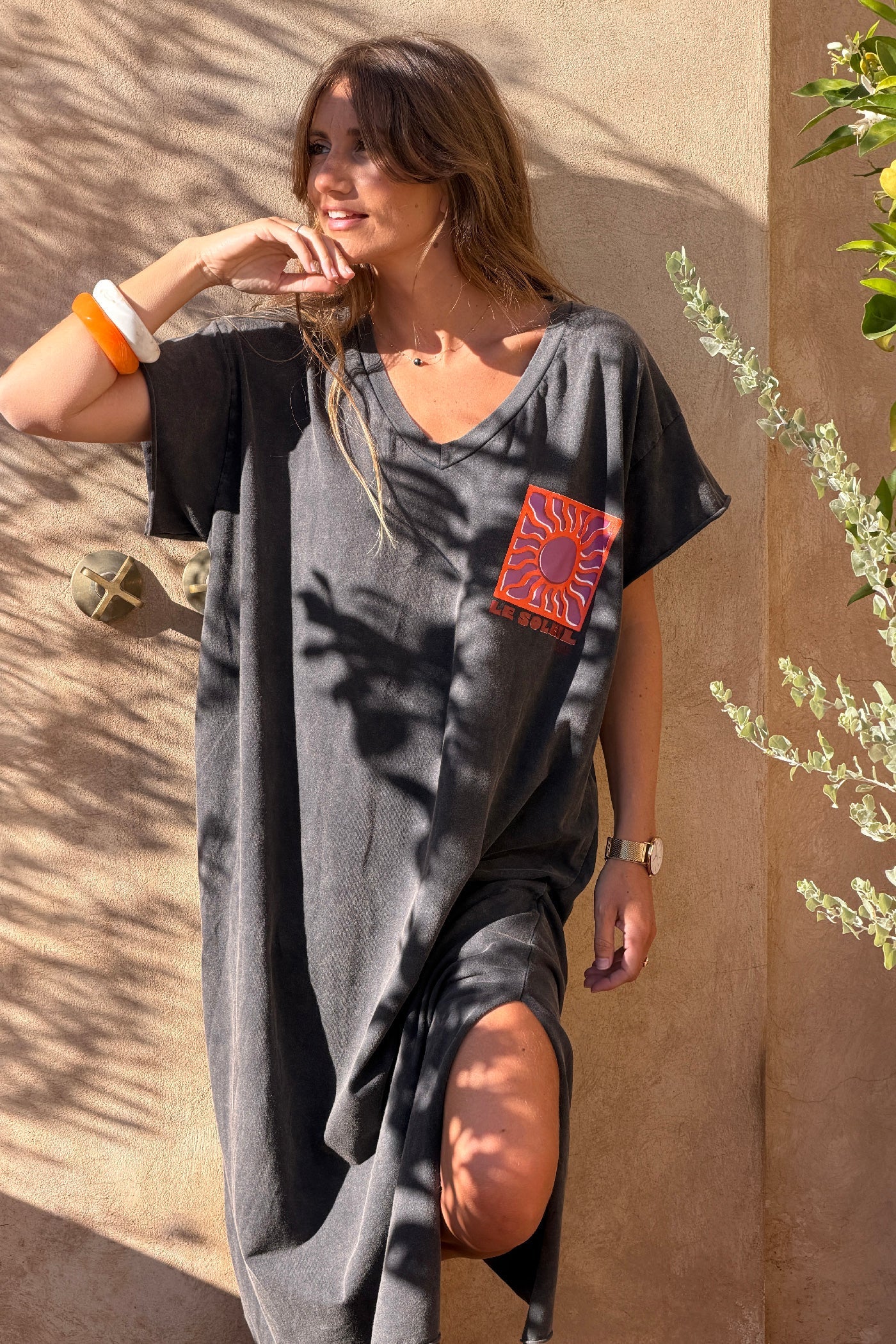 Elara - Vestido largo y cómodo de algodón elástico en color gris deslavado, con cuello en V y estampado de soles
