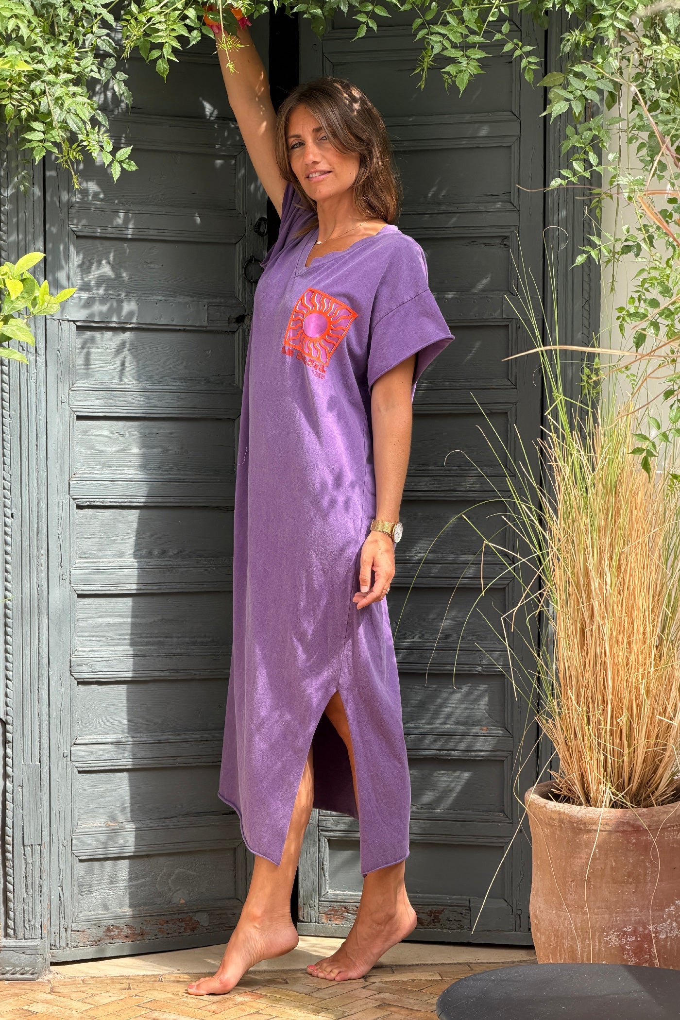 Vanina - Vestido largo y cómodo de color violeta deslavado, de algodón elástico, con cuello en V y estampado de soles